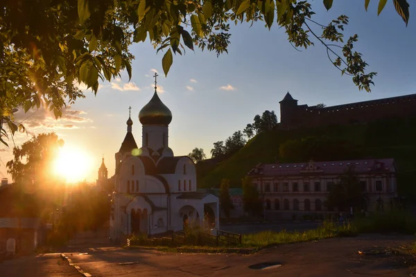 Hajnal Templom Felett Régi Utcán Nyizsnyij Novgorod — Stock Fotó