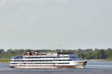 Yolcu gemisi nehirde yelken açar.