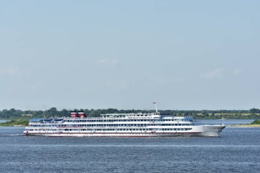 Yolcu gemisi nehirde yelken açar.