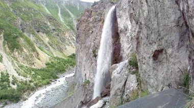 Dağ geçidinde büyük bir şelale