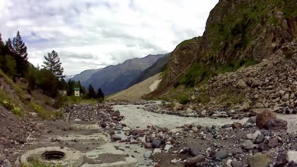 Sungai Cepat Mengalir Ngarai Gunung — Stok Video