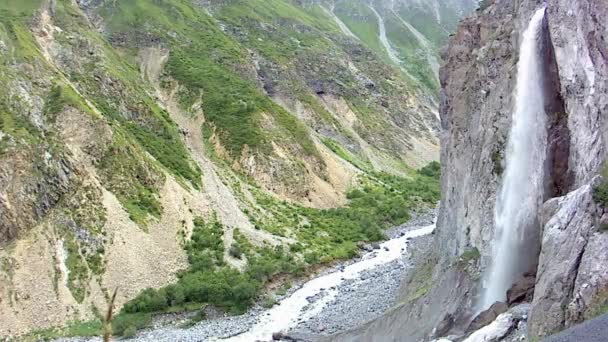 Großer Wasserfall Der Bergschlucht — Stockvideo