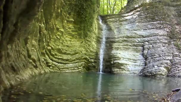 Kleiner Wasserfall Einer Gebirgsschlucht — Stockvideo