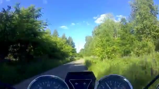 摩托车穿过树林和田野 — 图库视频影像