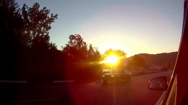 Gün batımında araba sürmek.