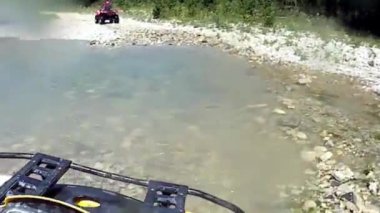 Dağ yolunda dörtlü bisiklette hareket