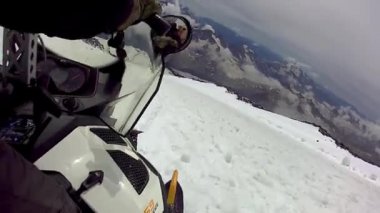 Karlı dağlarda kar motosikleti