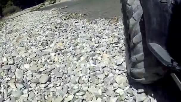 Movimiento Una Bicicleta Cuádruple Una Carretera Montaña — Vídeos de Stock