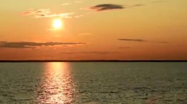 Volga Nehri 'nde sıcak ve renkli bir gün batımı. zaman ayarlı