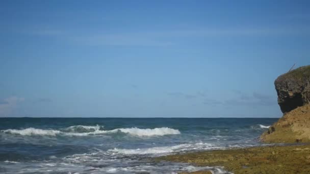 海浪冲击在岩石上 — 图库视频影像