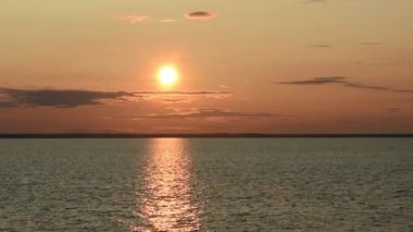 Volga Nehri 'nde sıcak, renkli gün batımı
