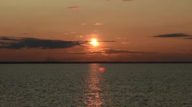 Volga Nehri 'nde sıcak, renkli gün batımı