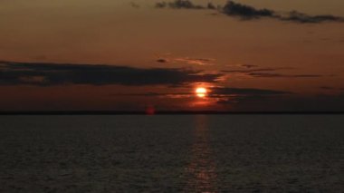 Volga Nehri 'nde sıcak, renkli gün batımı