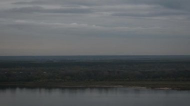 Nehirde kasvetli bir sonbahar sabahı