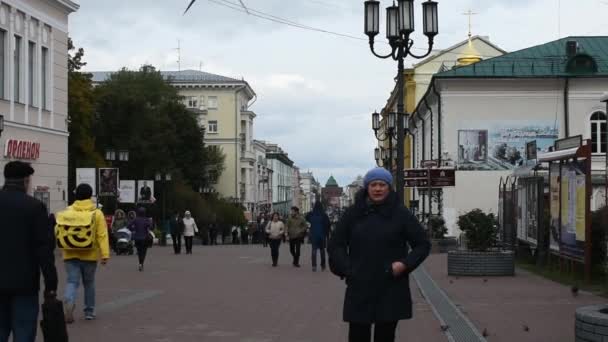 Pessoas Caminham Longo Rua Pedonal Cidade — Vídeo de Stock