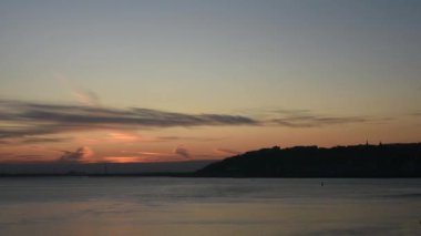 Nizhny Novgorod ve Volga Nehri üzerinde şafak söküyor. zaman ayarlı