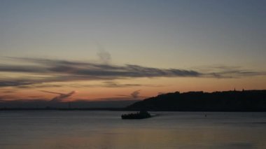 Nizhny Novgorod ve Volga Nehri üzerinde şafak söküyor..