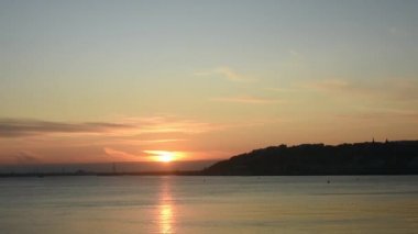 Nizhny Novgorod ve Volga Nehri üzerinde şafak söküyor..
