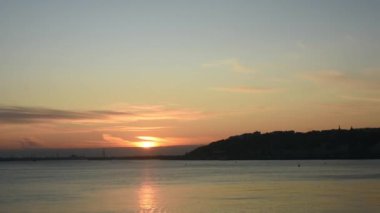 Nizhny Novgorod ve Volga Nehri üzerinde şafak söküyor..