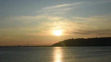 Nizhny Novgorod ve Volga Nehri üzerinde şafak söküyor. zaman ayarlı