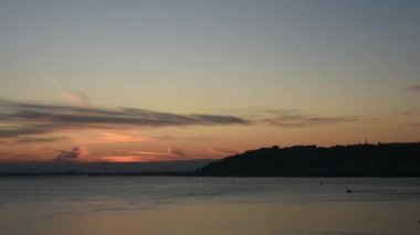 Nizhny Novgorod ve Volga Nehri üzerinde şafak söküyor..