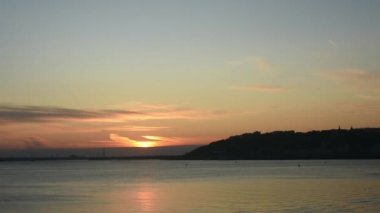 Nizhny Novgorod ve Volga Nehri üzerinde şafak söküyor..