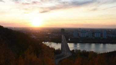 Şehir ve nehir üzerinde gün batımı. zaman ayarlı