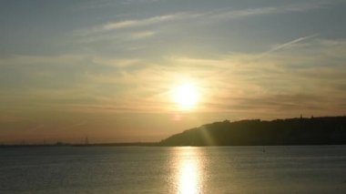 Nizhny Novgorod ve Volga Nehri üzerinde şafak söküyor..