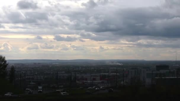 Nubes Vuelan Sobre Ciudad Lapso Tiempo — Vídeos de Stock