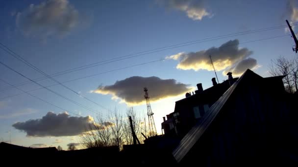 Norii Zboară Deasupra Satului Timelapse — Videoclip de stoc
