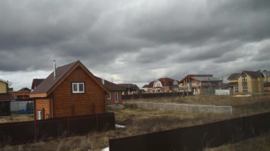 Bulutlar şehrin üzerinde uçuyor. zaman ayarlı