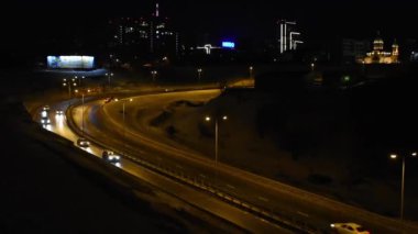 Arabalar gece şehrinden geçiyor. zaman ayarlı