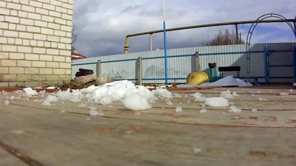 Lumi Möhkäleitä Tauko Jalkakäytävällä — kuvapankkivideo