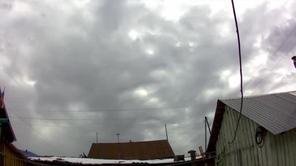 Molnen Flyger Över Byn Timelapse — Stockvideo