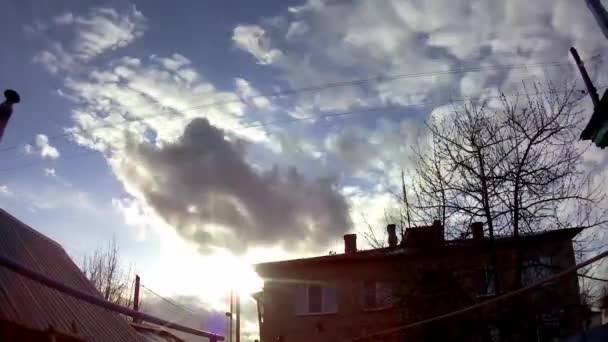 Nubes Vuelan Sobre Pueblo Lapso Tiempo — Vídeos de Stock