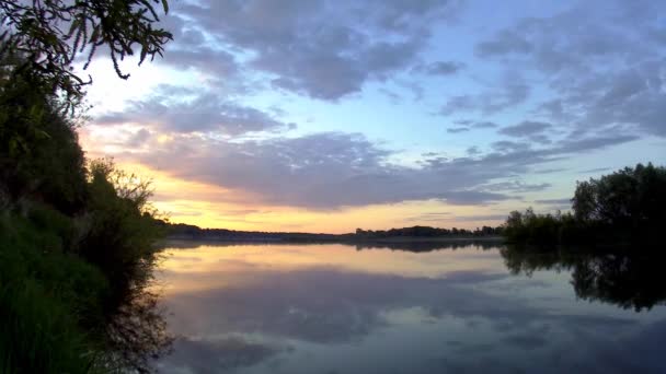 Wschód Słońca Nad Rzeką Timelapsja — Wideo stockowe