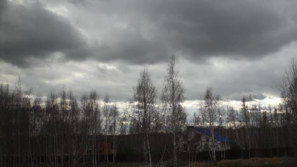 Norii Zboară Deasupra Satului — Videoclip de stoc