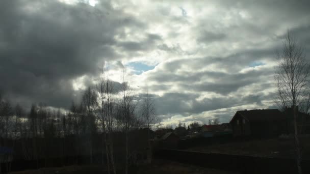 Nubes Vuelan Sobre Pueblo — Vídeos de Stock