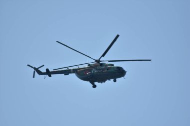 Helikopter gökyüzünde uçuyor.