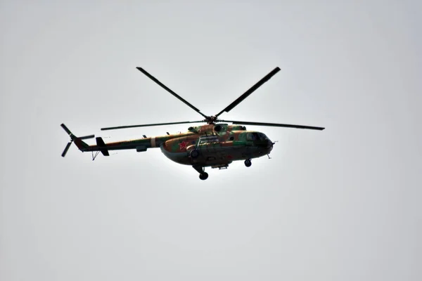 Helicóptero Voa Através Céu — Fotografia de Stock