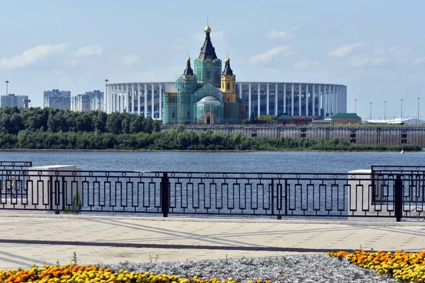 Tapınağa ve stadyuma giden yol manzaralı. Nizhny Novgorod