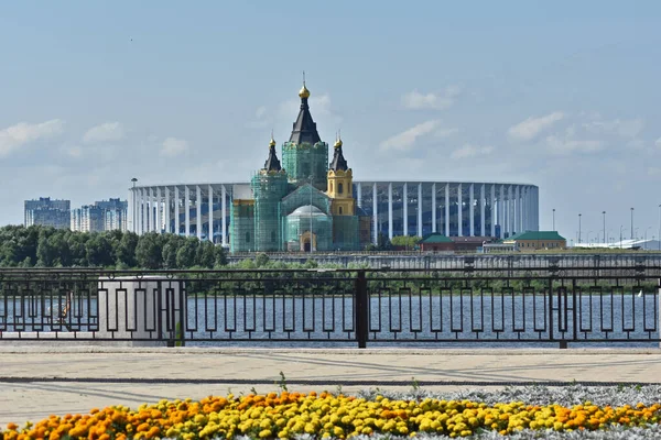 Tapınağa ve stadyuma giden yol manzaralı. Nizhny Novgorod