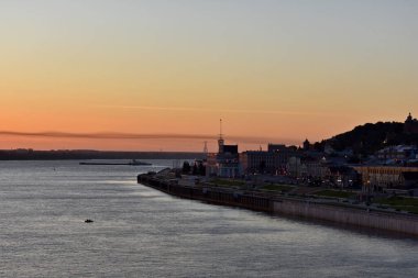 Volga Nehri 'nde şafak vakti. Nizhny Novgorod