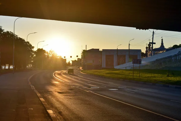 街の路上で日の出 — ストック写真
