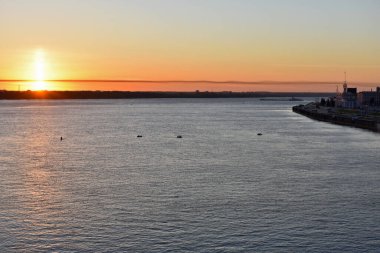 Volga Nehri 'nde şafak vakti. Nizhny Novgorod