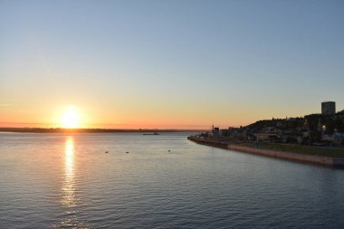 Volga Nehri 'nde şafak vakti. Nizhny Novgorod