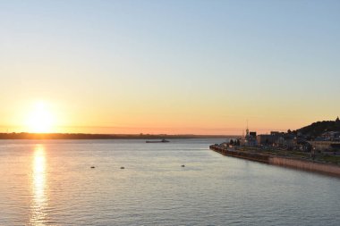 Volga Nehri 'nde şafak vakti. Nizhny Novgorod