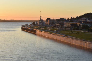 Volga Nehri 'nde şafak vakti. Nizhny Novgorod