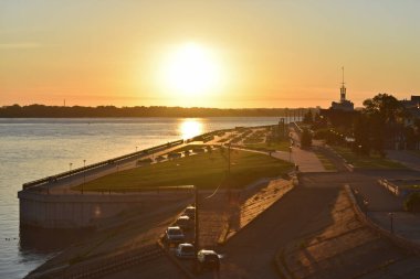 Volga Nehri 'nde şafak vakti. Nizhny Novgorod
