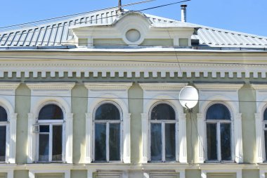 Eski bir taş evin cephesi